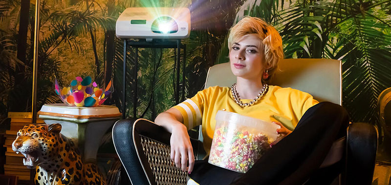 Leyla kan finansiera saker och ting avslappnat. En ung kvinna som heter Leyla sitter avslappnat i en stol med popcorn.